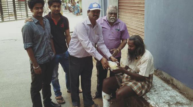 relawan Food Bank mendistribusikan makanan langsung pada tuna wisma di beberapa titik area