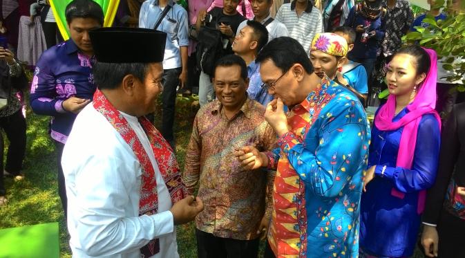 Pohon yang buahnya menjuntai itu rupanya menarik perhatian Ahok. (Ahmad Romadoni/Liputan6.com)