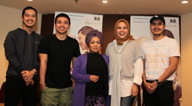 Dewi Sandra dan para pendukung film Air Mata Surga. (foto: Reza Kuncoro/Liputan6.com)