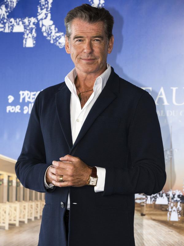 Pierce Brosnan menjadi aktor kelima yang memerankan karakter James Bond. Aktor sekaligus produser ini tercatat telah empat kali membintangi film agen rahasia tersebut dimulai pada tahun 1997 sampai 2002. (Bintang/EPA)