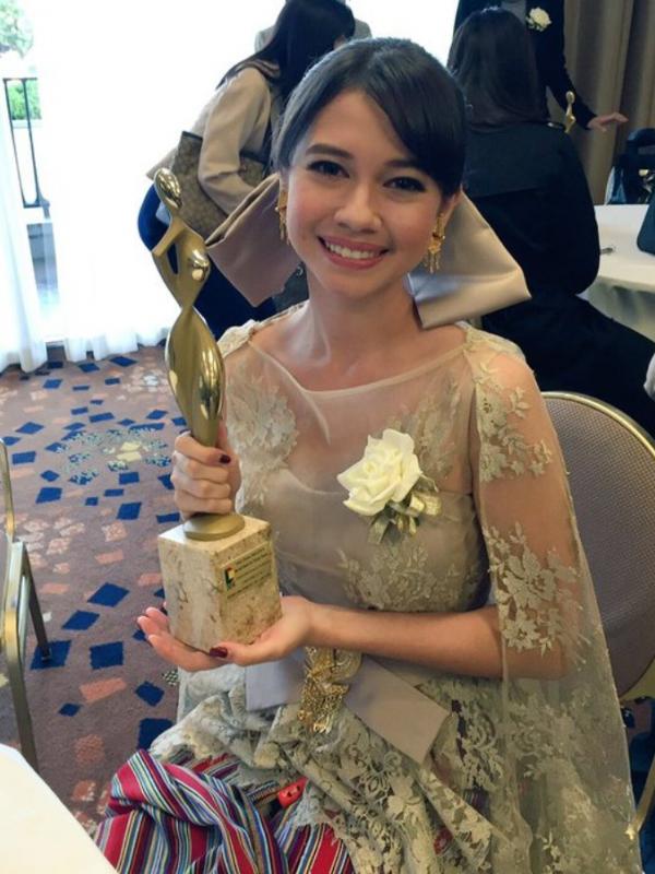 Yuki Kato memegang piala Tokyo International Drama Festival 2015 atau Tokyo Drama Awards 2015. (dok. Twitter)