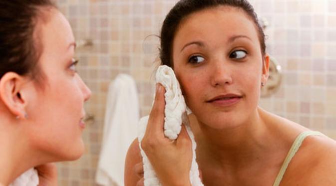 Gunakan waslap untuk hasil cuci muka yang lebih bersih. (Via: webmd.com)