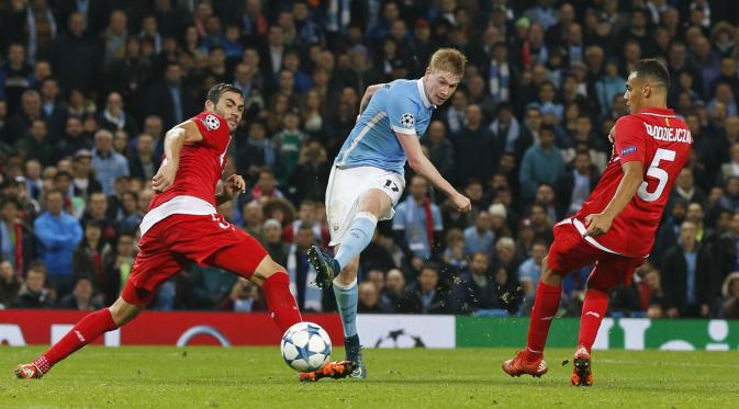 Kevin De Bruyne mencetak gol kemenangan Manchester City atas Sevilla dalam lanjutan Liga Champions di Etihad Stadium, Kamis (22/10/2015). (Liputan6.com/Reuters / Phil Noble Livepic)