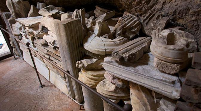 Artefak di jalan tersembunyi yang dulu digunakan Kaisar Roma. | via: Chris Warde-Jones