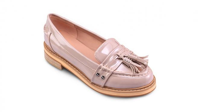 Loafers, sepatu yang kecowok-cowokan bisa memberikan kesan anggun jika dipakai oleh perempuan. (Via: femalenetwork.com)