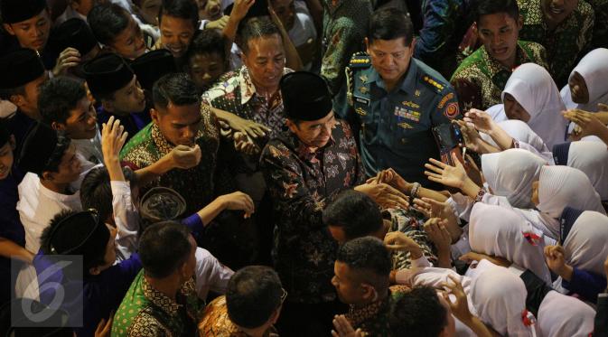Para santri berebut untuk bersalaman dengan Presiden Jokowi, Jakarta, Kamis (22/10/2015). Jokowi menetapkan 22 Oktober sebagai Hari Santri Nasional. (Liputan6.com/Faizal Fanani)