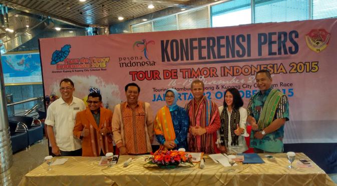 Esthy (tengah) dari Kemenpar dukung potensi wisata di NTT lewat sport tourism dengan diselenggarakannya Tour de Timor pada konferensi pers di kantor Kemenpar pada kamis (22/10).