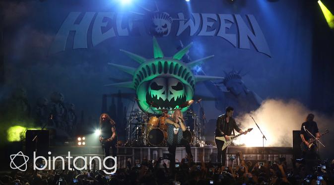Konser Helloween bertajuk 'The God-Given Right World Tour 2015' di di Hall Basket Senayan, Jakarta, Kamis (22/10/2015). (Nurwahyunan/Bintang.com)