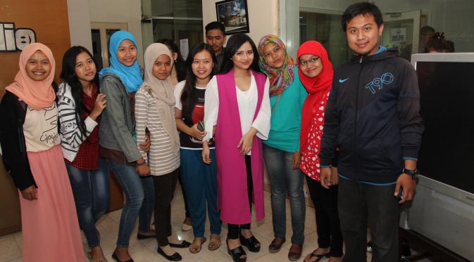 Gita Gutawa usai siaran di Radio Solo bersama dengan fansnya (Reza Kuncoro)