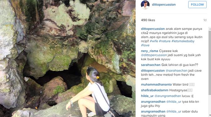 Suami Ayudia Bing Slamet, Ditto mengunggah foto istrinya saat berada di depan gua. (foto: instagram.com/dittopercussion)