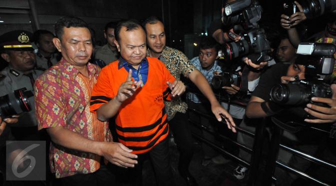 Mantan Sekjen Partai NasDem, Patrice Rio Capella (tengah) sambil dikawal petugas usai menjalani pemeriksaan di KPK, Jakarta, Jumat (23/10/2015). Patrice diduga menerima suap Rp 200 juta. (Liputan6.com/Helmi Afandi)