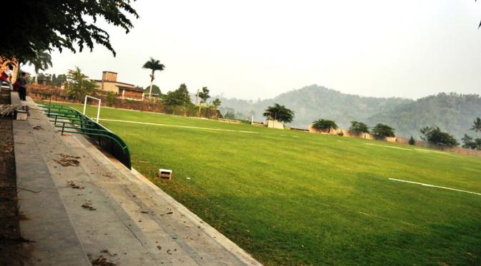 Stadion Mini Plumbon semula merupakan area persawahan di kaki Gunung Lawu. (Bola.com/Romi Syahputra)