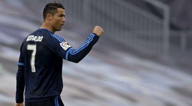 Penyerang Real Madrid Cristiano Ronaldo mencetak gol ke gawang Celta Vigo dalam lanjutan La Liga Spanyol, Sabtu (24/10/2015). (Liputan6.com/ REUTERS/Miguel Vidal)