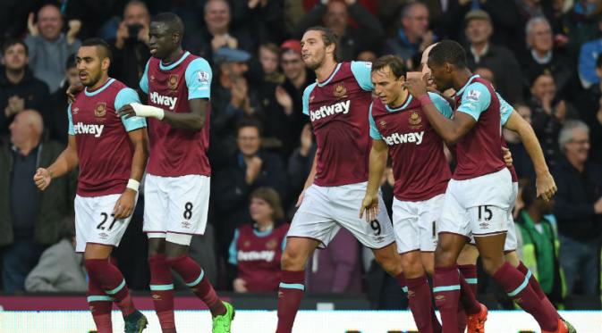 Pemain West Ham United, Andy Carroll (9), mencetak gol ke gawang Chelsea dalam lanjutan Premier League di Boleyn Ground, London, Sabtu (24/10/2015) malam WIB. (Reuters / Eddie Keogh)