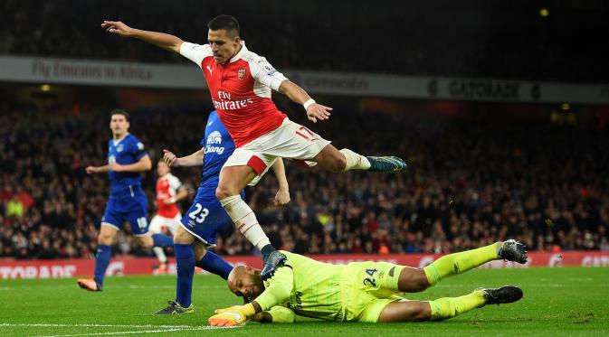 Pergerakan pemain Arsenal, Alexis Sanchez, berusaha dihentikan kiper Everton, Tim Howard, dalam lanjutan Liga Premier Inggris di Stadion Emirates, London, Inggris. Sabtu (24/10/2015) malam WIB. (Reuters/Dylan Martinez)