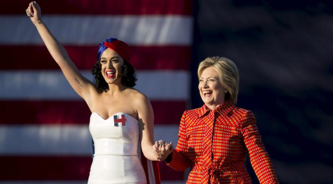 Katy Perry (kiri) bersama Kandidat Presiden AS, Hillary Clinton saat kampanye di Des Moines , Iowa , Sabtu (24/10/ 2015). Kehadiran Katy Perry membuat kampanye Hillary disambut dengan antusias oleh warga.  (REUTERS / Scott Morgan)