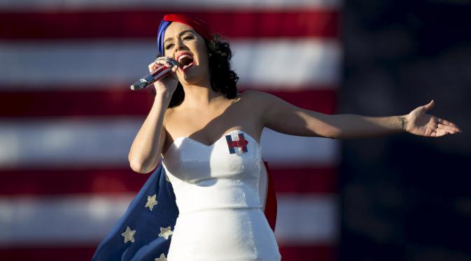 Katy Perry bernyanyi saat kampanye Kandidat Presiden AS, Hillary Clinton di Des Moines , Iowa , Sabtu (24/10/ 2015). Kehadiran Katy Perry membuat kampanye Hillary disambut dengan antusias oleh warga.  (REUTERS / Scott Morgan)