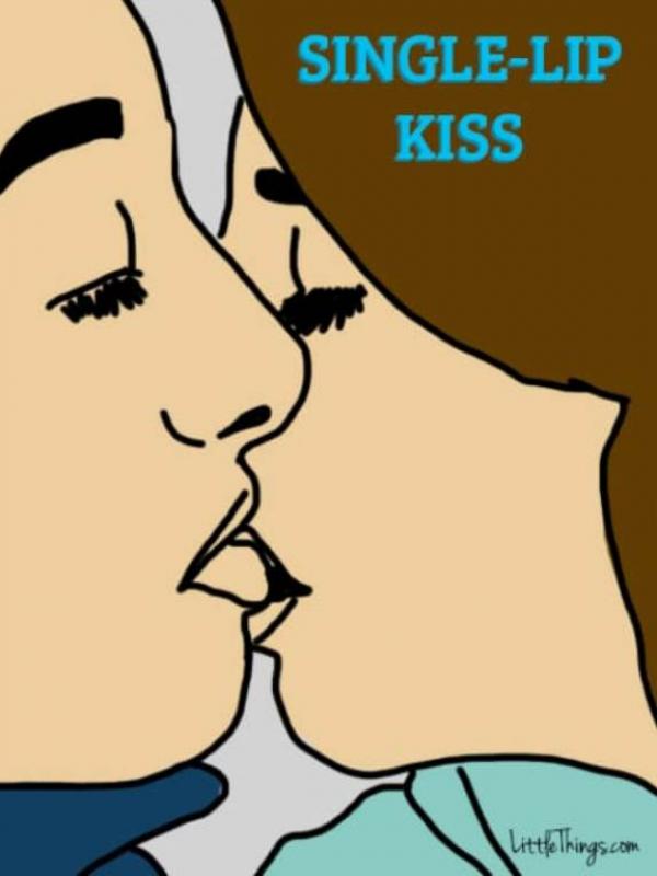 The Single-Lip Kiss. Ciuman yang satu ini akan memperlihatkan bagaimana sebuah cinta yang murni dan tulis. | via: LittleThings.com