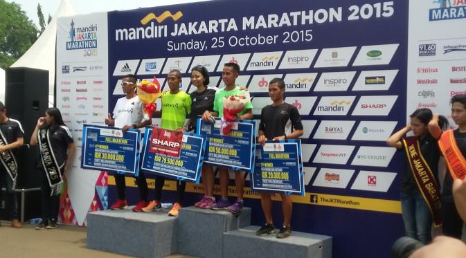 Agus Prayogo (kedua dari kiri) finis kedua setelah tertinggal 1 menit 2 detik dari pemenang Jakarta Marathon 2015 kategori Full Maratahon Putra, Asmara Bara. (bola.co/Imelia Pebreyanti)