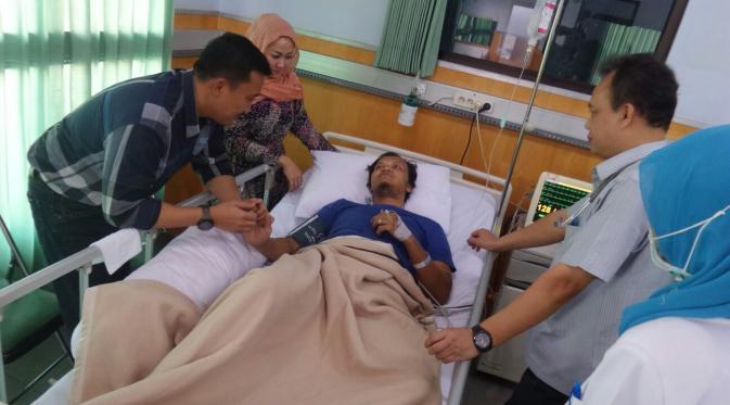 Menpora Imam Nahrawi mengunjungi Kurnia Sandy di RSUD Sidoarjo (Humas Kemenpora)