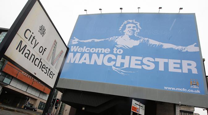 Papan reklame di salah satu sudut kota Manchester ketika Carlos Tevez memutuskan hijrah ke Manchester City dari Manchester United pada 2009. (Dok. Guardian).
