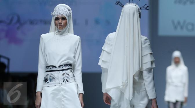 Model membawakan busana Wardah Cosmetik  rancangan Zaskia Sungkar  pada hari kedua Jakarta Fashion Week (JFW) 2016 di Senayan city, Jakarta, (25/10/2015). Brand kosmetik ini berkaloborasi dengan desainer terkenal Indonesia. (Liputan6.com/Herman Zakharia)