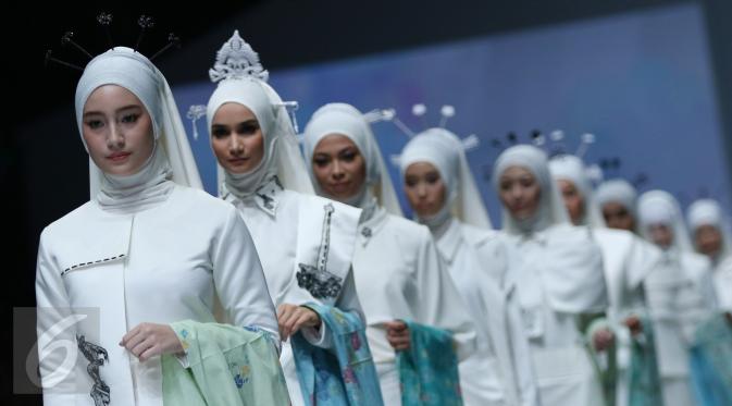 Sejumlah model membawakan busana rancangan Zaskia Sungkar  pada hari kedua Jakarta Fashion Week (JFW) 2016 di Senayan city, Jakarta, (25/10/2015). Kolaborasi itu menyajikan sebuah peragaan busana bertema Dynamic Bliss. (Liputan6.com/Herman Zakharia)