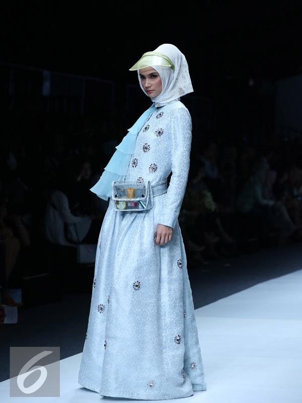 Model membawakan busana Wardah Cosmetik  rancangan Dian Pelangi  pada hari kedua Jakarta Fashion Week (JFW) 2016 di Senayan city, Jakarta, (25/10/2015). Desainer muda tersebut memamerkan busana sporty yang kekinian. (Liputan6.com/Herman Zakharia)