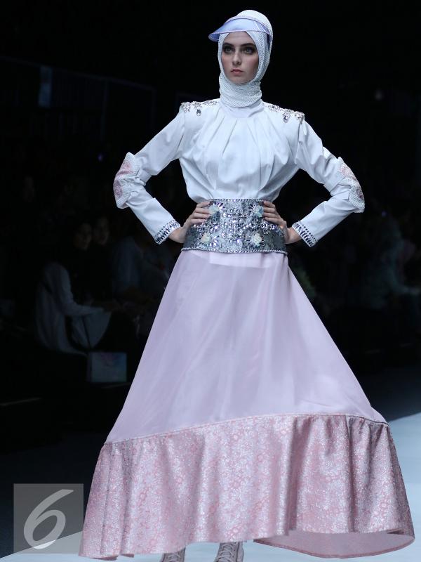 Model membawakan busana Wardah Cosmetik  rancangan Dian Pelangi  pada hari kedua Jakarta Fashion Week (JFW) 2016 di Senayan city, Jakarta, (25/10/2015). Brand kosmetik ini berkaloborasi dengan desainer terkenal Indonesia. (Liputan6.com/Herman Zakharia)