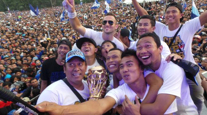Pemain Persib saat konvoi juara Piala Presiden di Bandung (Okan Firdaus/Liputan6.com)