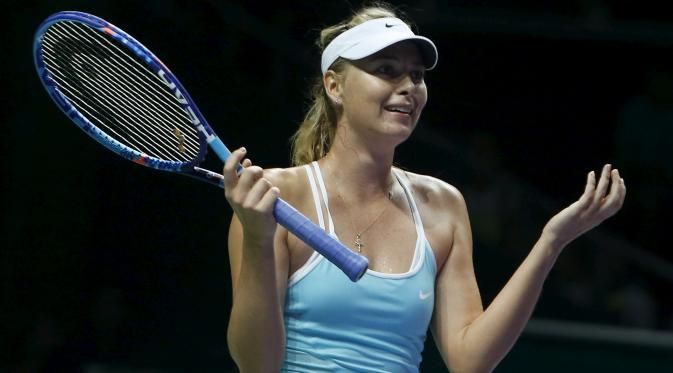 Petenis cantik Rusia Maria Sharapova merayakan kemenangan atas Agnieszka Radwanska dari Polandia di pertandingan pertama Grup Merah WTA Finals 2015, Minggu (25/10/2015). (Liputan6.com/REUTERS/Edgar Su)