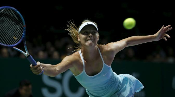 Petenis cantik Rusia Maria Sharapova mengalahkan Agnieszka Radwanska dari Polandia di pertandingan pertama Grup Merah WTA Finals 2015, Minggu (25/10/2015). (Liputan6.com/REUTERS/Edgar Su)