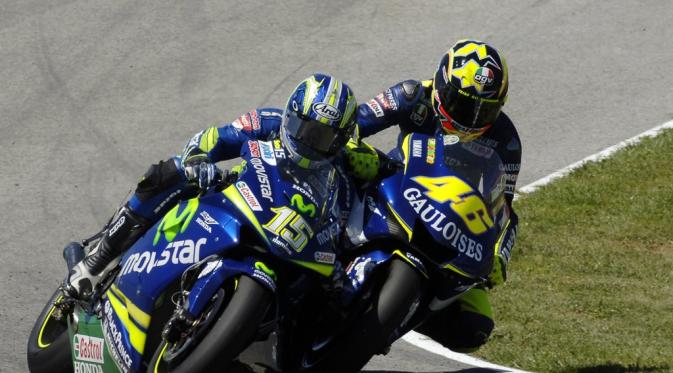 Valentino Rossi dan Sete Gibernau terlibat perseteruan panas dalam balapan di Sirkuit Jerez, Spanyol, pada 2005. (Motorcycle USA)