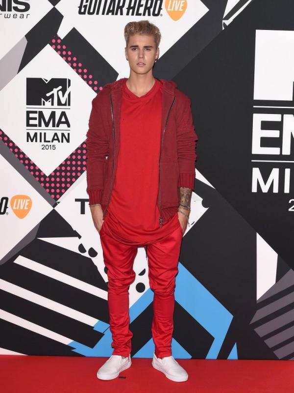 Penampilan Justin Bieber saat menghadiri ajang MTV EMA 2015. (foto: nydailynews)