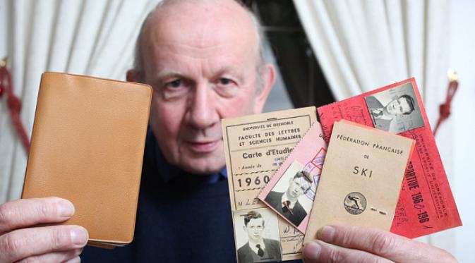 Bill Leech 'berjumpa' dengan dompet miliknya yang hilang pada 1960. | via: Newsteam