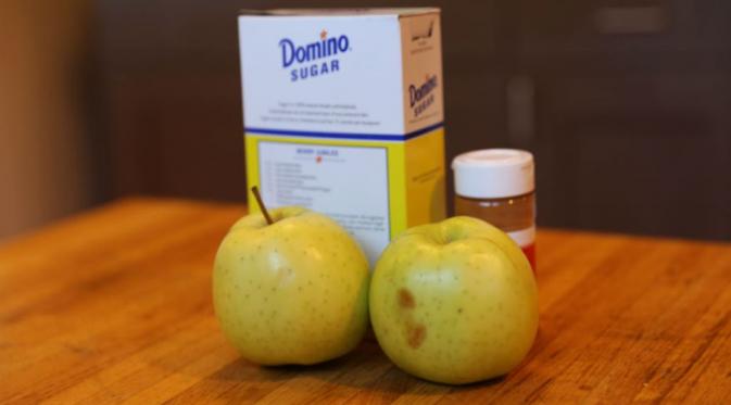 Bahan-bahan yang kamu butuhkan; 2 buah apel, 0,5 sdt (sendok teh) bubuk kayu manis, 1,5 sdt gula pasir. (Via: spoonuniversity.com)
