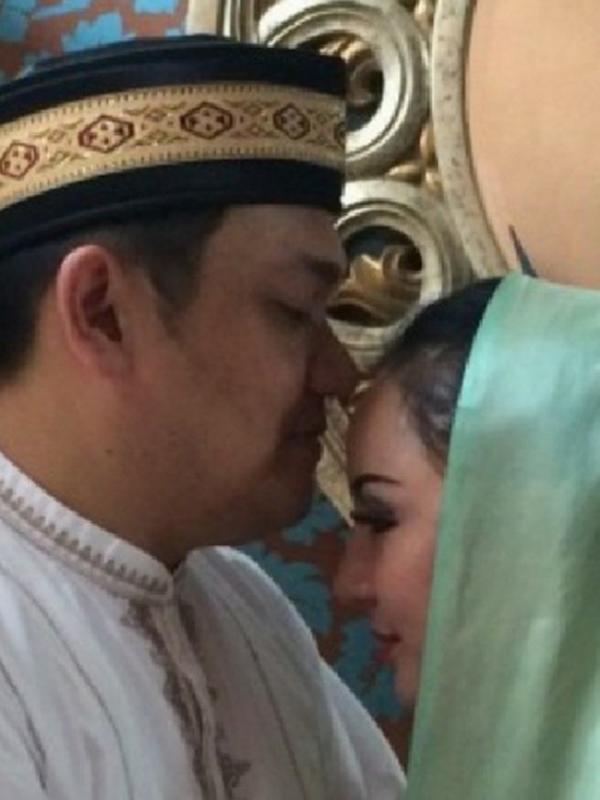 Farhat Abbas Mencium mesra Regina Andriane Saputri setelah menikah. (Bintang.om)