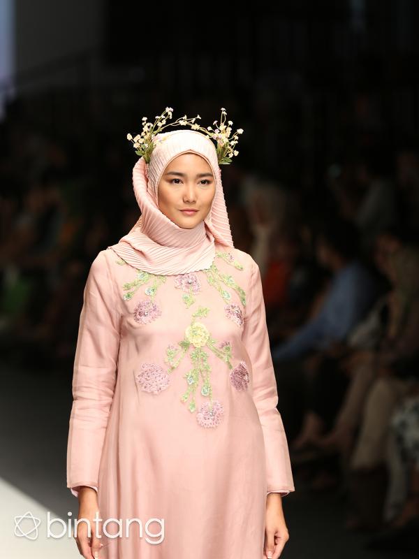 Dominique Diyose membawakan mahakarya Ria Miranda di Jakarta Fashion Week 2016 (Andy Masela/bintang.com)