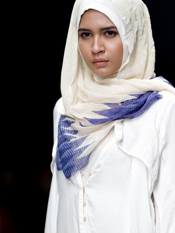 Sentuhan Batik hadir dalam koleksi busana Suzuki Takuya dalam Jakarta Fashion Week 2016