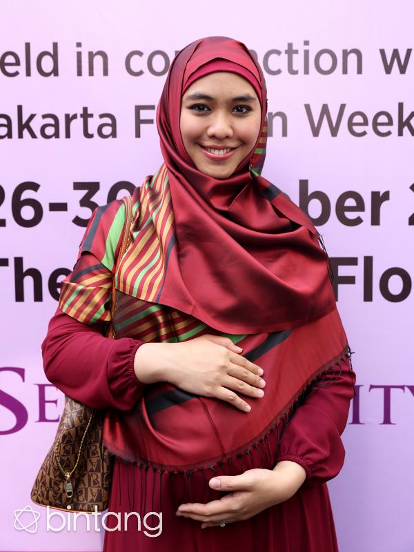 Sudah setengah tahun ini pesinetron Oki Setiana Dewi sibuk dengan bisnis barunya di bidang fesyen. Bisnis barunya ini ia bangun dengan merk OSD bertemakan Syar’I. (Andy Masela/Bintang.com)