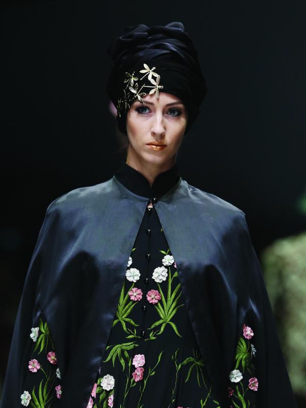  Itang Yunasz mengeksplorasi motif dan warna natural yang diangkat dari budaya Kalimantan dalam shownya di Jakarta Fashion Week 2016. Foto: image.net