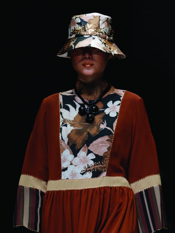 Itang Yunasz mengeksplorasi motif dan warna natural yang diangkat dari budaya Kalimantan dalam shownya di Jakarta Fashion Week 2016. Foto: image.net