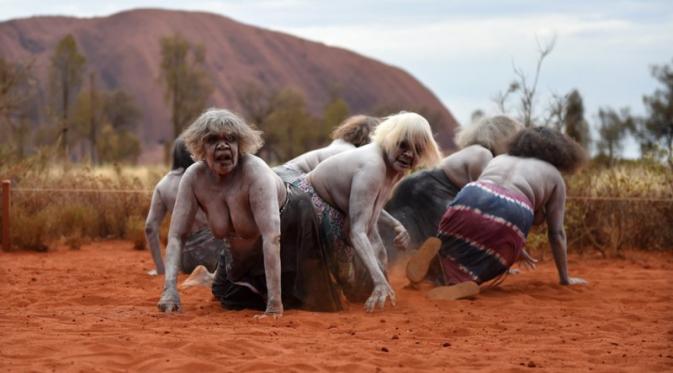Uluru dan para penjaganya yang menakjubkan | via: buzzfeed.com