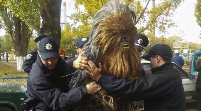 Chewbacca ditahan karena plat mobil. (foto: Reuters)