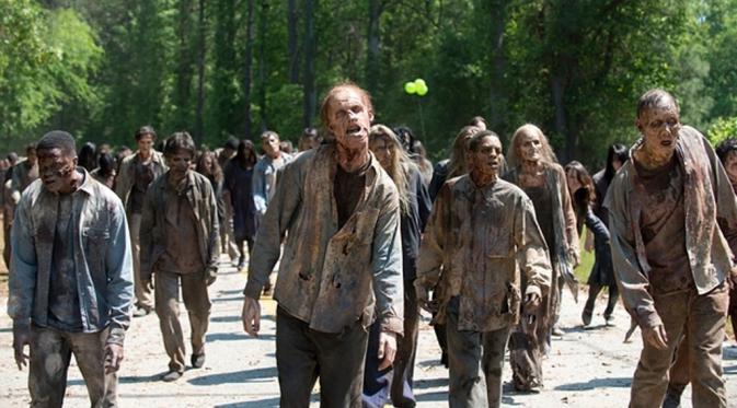 Mabuk, Nonton Film Horor, Pria Ini Serang 'Zombie' Hingga Tewas. Ilustrasi film The Walking Dead. (The Guardian)