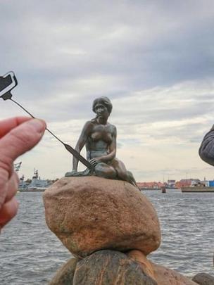 Patung Narsis di Copenhagen, Denmark (sumber. Huffington Post)