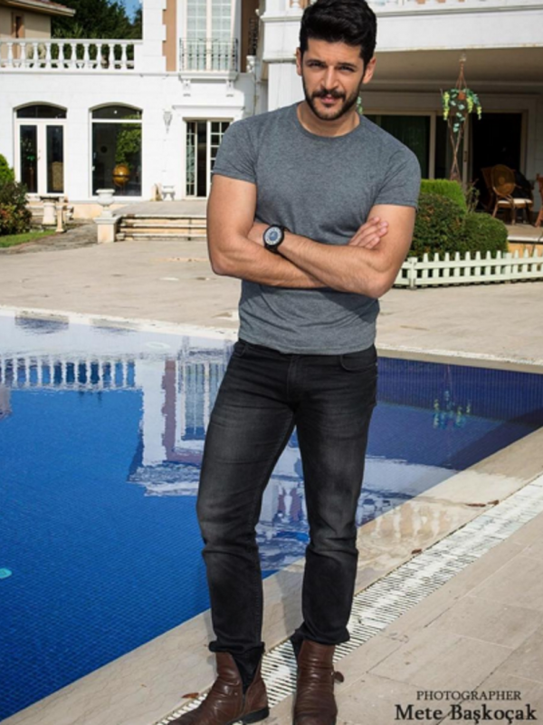 Emre Kıvılcım merupakan pemeran Selim dalam Serial Elif yang tayang di SCTV.