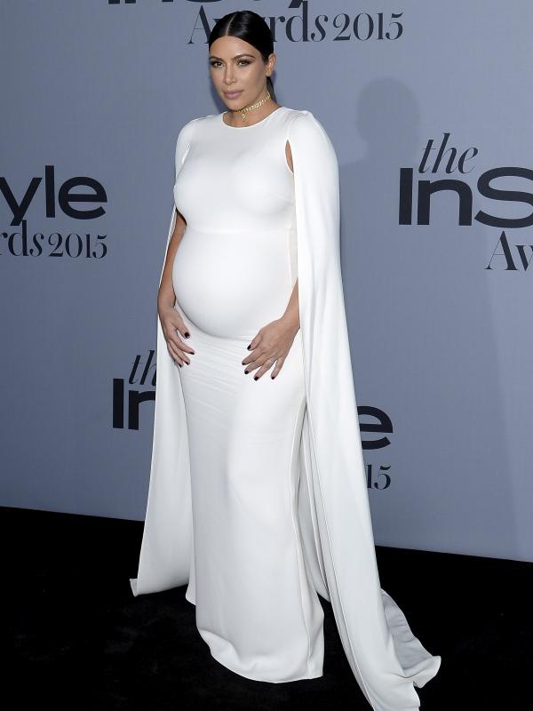 Kim Kardashian West mengenakan gaun putih yang memperlihatkan kehamilannya yang semakin besar saat menghadiri acara InStyle Awards di Getty Center, Los Angeles, California, Selasa (27/10/2015). (REUTERS/Kevork Djansezian)