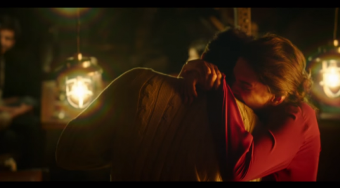 Deepika Padukone memeluk erat Ranbir Kapoor dalam film `Tamasha` [foto: youtube]