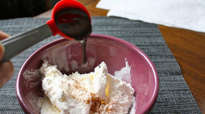 Tuang whipped cream dalam mangkuk, tambahkan sirup cokelat. (Via: spoonuniversity.com)
